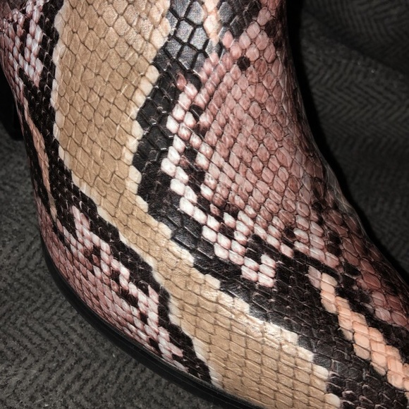 Qupid pink snakeskin booties 7.5 - Picture 4 of 7